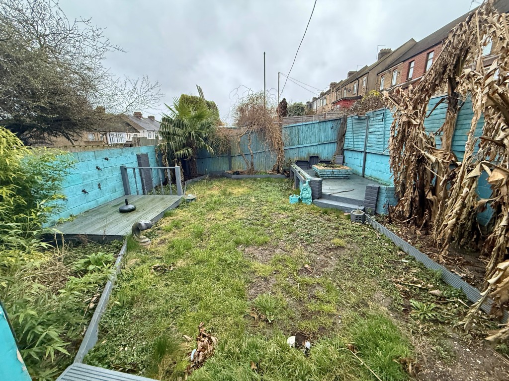 Lot: 153 - VACANT THREE-BEDROOM HOUSE - Grassed area of garden